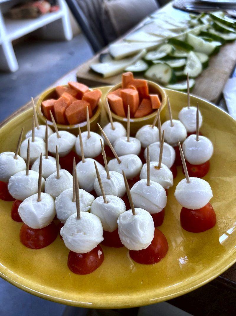 Caprese-prikkers met mozzarella en tomaat als borrelhapje