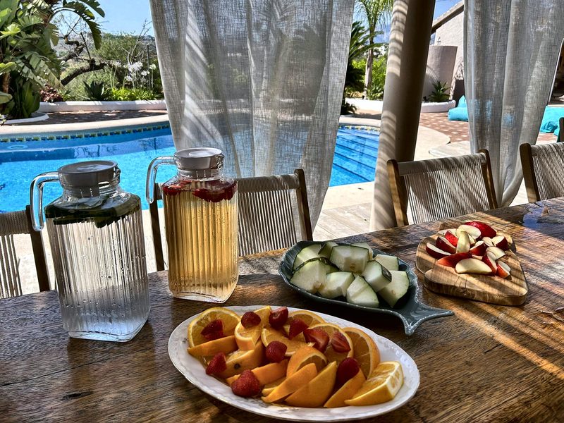Vers fruit en kruidenwater aan de tafel bij het zwembad