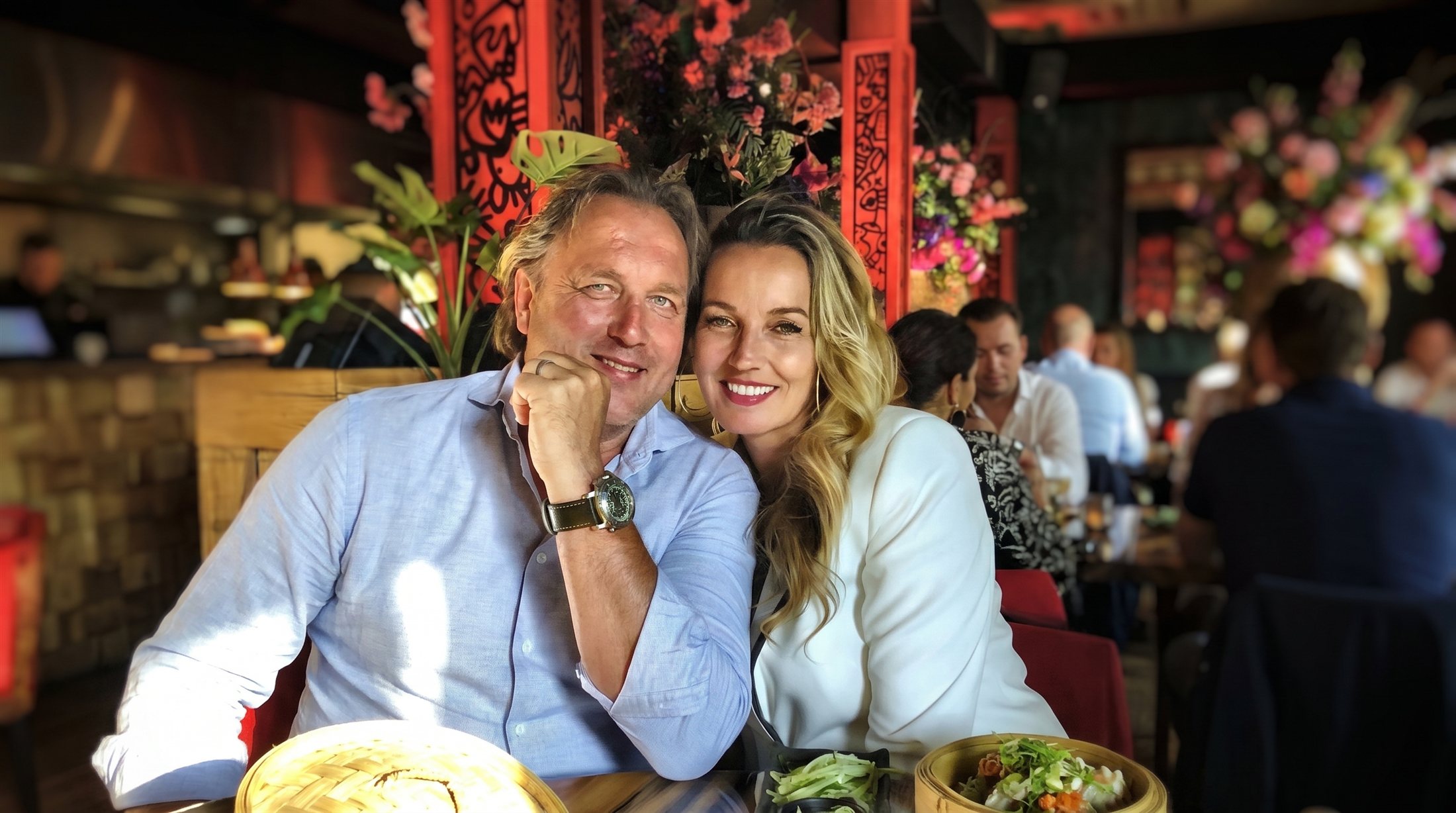 Michelle en Frans samen, ontspannen aan tafel