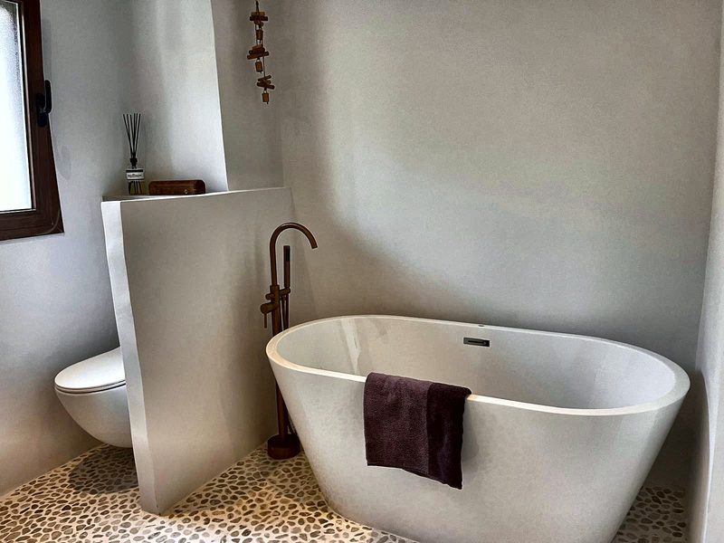 Vrijstaand bad in de badkamer van Jasmin