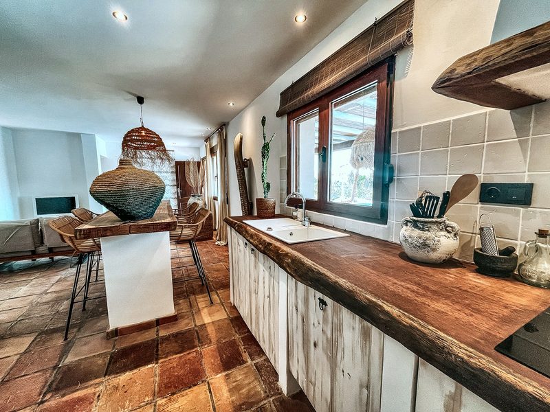 De keuken van Jasmin met houten werkblad en terracotta vloer