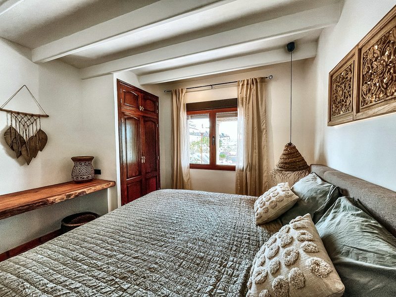 De slaapkamer van Jasmin met houtgesneden wandpanelen