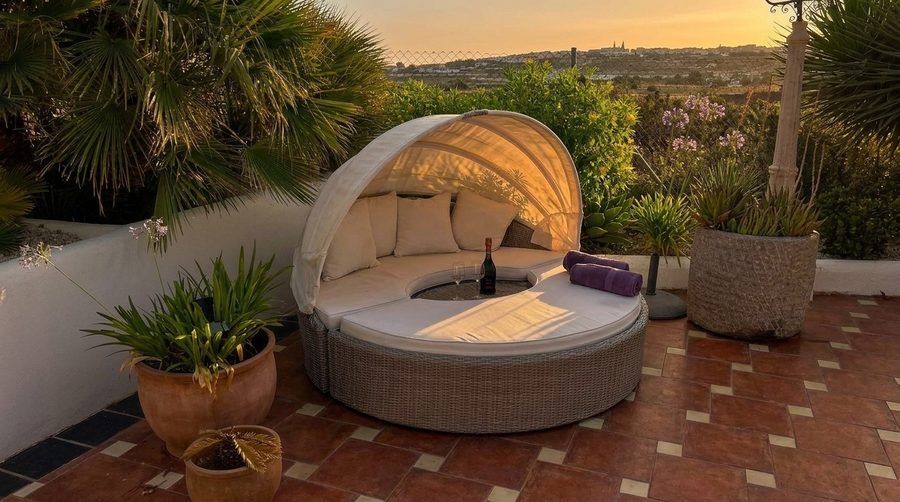 Loungebed in de tuin in de avondzon — voor alle gasten