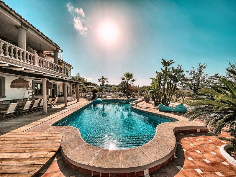De finca met het balkon van Appartement Olive Tree, gezien vanaf het zwembad