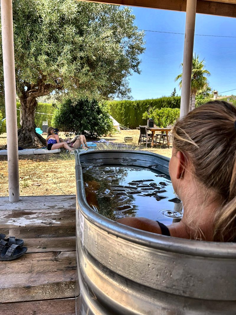 Het ijsbad in de tuin, onder de olijfboom